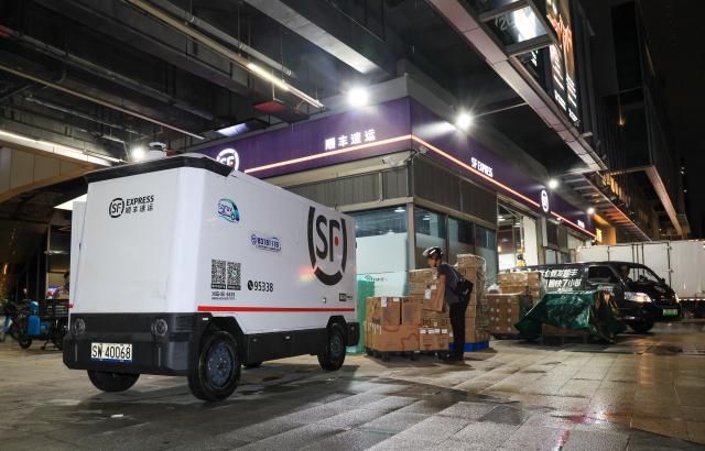 (260820) -- SHENZHEN, Aug. 20, 2026 (Xinhua) -- A staff member loads parcels into a functional autonomous vehicle of logistics service provider SF Express in Futian District, Shenzhen, south China's Guangdong Province, Aug. 18, 2026.
  Logistics service providers in Shenzhen have accelerated the commercial deployment of functional autonomous vehicles in recent years, an effort which has helped reduce the physical workload of courier workers while improving delivery efficiency. 
   As of July 2026, there are a total of 837 functional autonomous vehicles operating in Shenzhen's logistics sector, serving 2,890 routes with a road coverage of around 13,000 kilometers. (Xinhua/Mao Siqian)