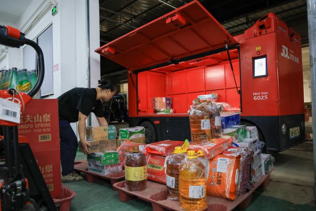 (260820) -- SHENZHEN, Aug. 20, 2026 (Xinhua) -- A staff member loads parcels into a functional autonomous vehicle of logistics service provider JD Logistics in Pingshan District, Shenzhen, south China's Guangdong Province, Aug. 19, 2026.
  Logistics service providers in Shenzhen have accelerated the commercial deployment of functional autonomous vehicles in recent years, an effort which has helped reduce the physical workload of courier workers while improving delivery efficiency. 
   As of July 2026, there are a total of 837 functional autonomous vehicles operating in Shenzhen's logistics sector, serving 2,890 routes with a road coverage of around 13,000 kilometers. (Xinhua/Mao Siqian)