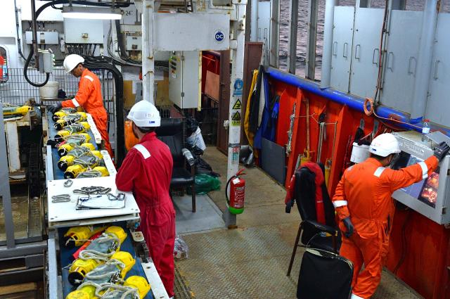(260820) -- BAKU, Aug. 20, 2026 (Xinhua) -- Chinese and Azerbaijani technicians deploy yellow-cased Ocean Bottom Node (OBN) seismic instruments to the seabed aboard a seismic vessel of the Caspian Geophysical Company in the Caspian Sea near Baku, Azerbaijan, Aug. 18, 2026. Chinese and Azerbaijani oil-gas exploration technicians aboard the seismic vessel worked together to deploy OBN seismic instruments into the waters of the Caspian Sea, and conduct data analysis on Wednesday night.
   The vessel is operated by the Caspian Geophysical Company, a joint venture between China and Azerbaijan. (Xinhua/Chen Junfeng)
