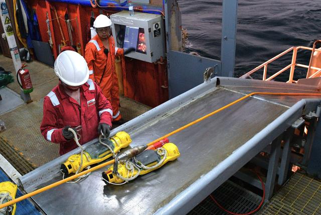 (260820) -- BAKU, Aug. 20, 2026 (Xinhua) -- Chinese and Azerbaijani technicians deploy yellow-cased Ocean Bottom Node (OBN) seismic instruments to the seabed aboard a seismic vessel of the Caspian Geophysical Company in the Caspian Sea near Baku, Azerbaijan, Aug. 18, 2026. Chinese and Azerbaijani oil-gas exploration technicians aboard the seismic vessel worked together to deploy OBN seismic instruments into the waters of the Caspian Sea, and conduct data analysis on Wednesday night.
   The vessel is operated by the Caspian Geophysical Company, a joint venture between China and Azerbaijan. (Xinhua/Chen Junfeng)