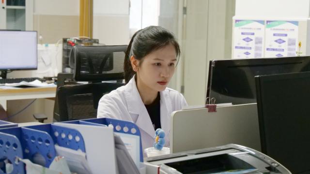 (260820) -- KUNMING, Aug. 20, 2026 (Xinhua) -- Tran Thi Oanh works at the People's Hospital of Hekou Yao Autonomous County in southwest China's Yunnan Province, Aug. 18, 2026. TO GO WITH "Feature: At China-Vietnam border hospital, care remains universal but moves between languages" (Xinhua)