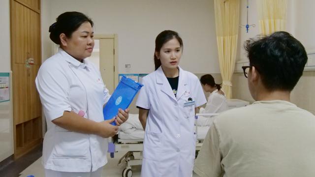 (260820) -- KUNMING, Aug. 20, 2026 (Xinhua) -- Tran Thi Oanh (C) inquires about the patient's condition in a ward at the People's Hospital of Hekou Yao Autonomous County in southwest China's Yunnan Province, Aug. 18, 2026. TO GO WITH "Feature: At China-Vietnam border hospital, care remains universal but moves between languages" (Xinhua)