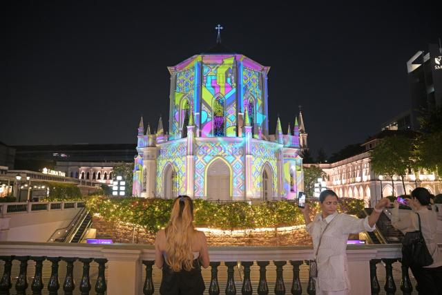 (260820) -- SINGAPORE, Aug. 20, 2026 (Xinhua) -- People view a light projection during the media preview of the 17th Singapore Night Festival in Singapore, on Aug. 19, 2026. The event will be officially held from Aug. 21 to Sept. 5. (Xinhua/Then Chih Wey)