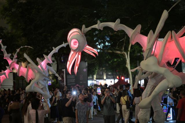 (260820) -- SINGAPORE, Aug. 20, 2026 (Xinhua) -- Artists on stilts perform during the media preview of the 17th Singapore Night Festival in Singapore, on Aug. 19, 2026. The event will be officially held from Aug. 21 to Sept. 5. (Xinhua/Then Chih Wey)