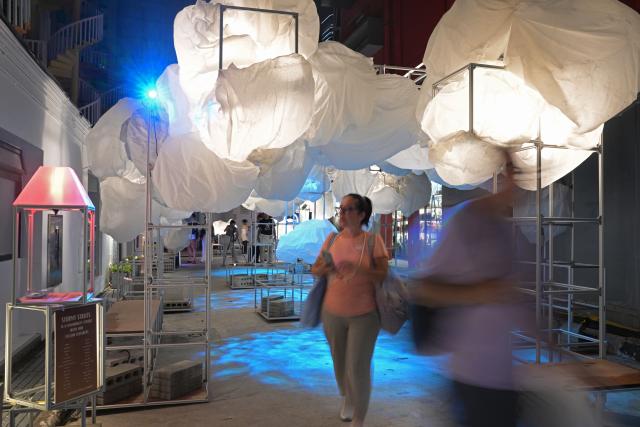 (260820) -- SINGAPORE, Aug. 20, 2026 (Xinhua) -- People view one of the artworks on display during the media preview of the 17th Singapore Night Festival in Singapore, on Aug. 19, 2026. The event will be officially held from Aug. 21 to Sept. 5. (Xinhua/Then Chih Wey)