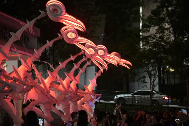 (260820) -- SINGAPORE, Aug. 20, 2026 (Xinhua) -- Artists on stilts perform during the media preview of the 17th Singapore Night Festival in Singapore, on Aug. 19, 2026. The event will be officially held from Aug. 21 to Sept. 5. (Xinhua/Then Chih Wey)