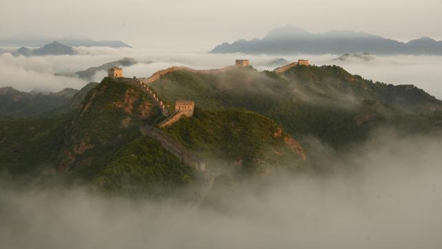 (260820) -- BEIJING, Aug. 20, 2026 (Xinhua) -- This photo taken on Aug. 19, 2026 shows the clouds scenery after rainfall at the Jinshanling section of the Great Wall, Luanping County of Chengde City, north China's Hebei Province. (Photo by Zhou Wanping/Xinhua)