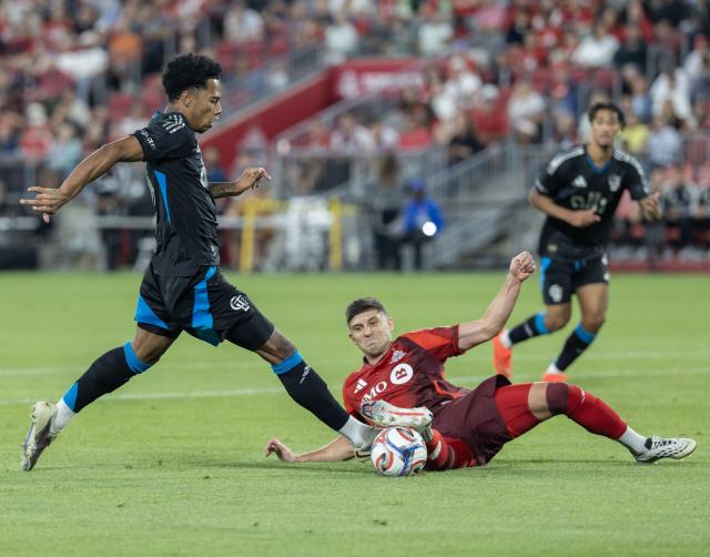 (260820) -- TORONTO, Aug. 20, 2026 (Xinhua) -- Benjamin Kuscevic (C) of Toronto FC vies with Tyger Smalls (L) of Charlotte FC during the 2026 Major League Soccer (MLS) regular season match between Toronto FC and Charlotte FC at BMO Field in Toronto, Canada, on Aug. 19, 2026. (Photo by Zou Zheng/Xinhua)