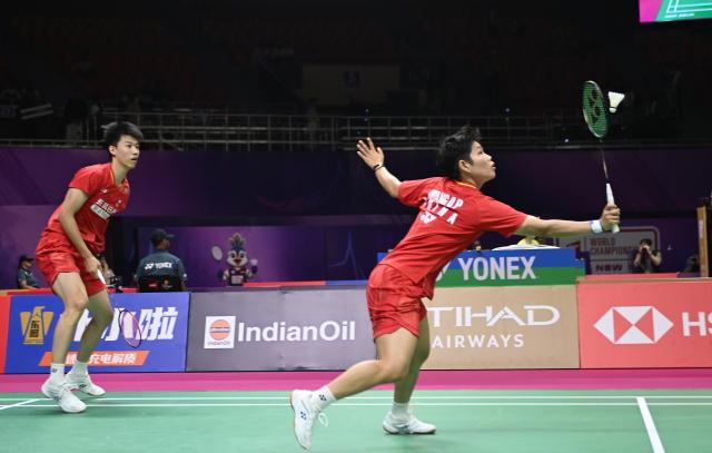 (260820) -- NEW DELHI, Aug. 20, 2026 (Xinhua) -- China's Feng Yanzhe/Huang Dongping (R) compete during the mixed doubles round of 16 match between China's Feng Yanzhe/Huang Dongping and Japan's Watanabe Yuta/Taguchi Maya at BWF World Championships in New Delhi, Aug. 20, 2026. (Xinhua/Javed Dar)