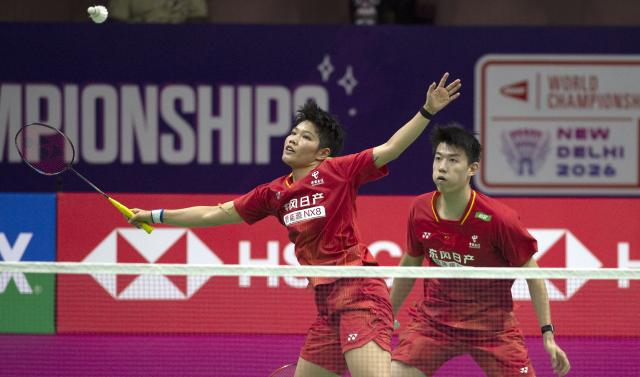 (260820) -- NEW DELHI, Aug. 20, 2026 (Xinhua) -- China's Feng Yanzhe/Huang Dongping (L) compete during the mixed doubles round of 16 match between China's Feng Yanzhe/Huang Dongping and Japan's Watanabe Yuta/Taguchi Maya at BWF World Championships in New Delhi, Aug. 20, 2026. (Xinhua/Javed Dar)
