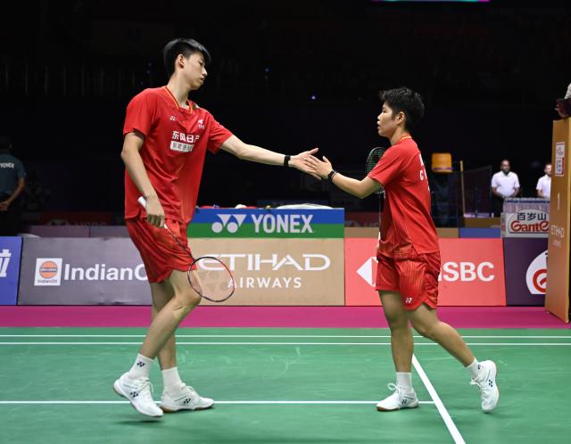 (260820) -- NEW DELHI, Aug. 20, 2026 (Xinhua) -- China's Feng Yanzhe (L)/Huang Dongping react during the mixed doubles round of 16 match between China's Feng Yanzhe/Huang Dongping and Japan's Watanabe Yuta/Taguchi Maya at BWF World Championships in New Delhi, Aug. 20, 2026. (Xinhua/Javed Dar)