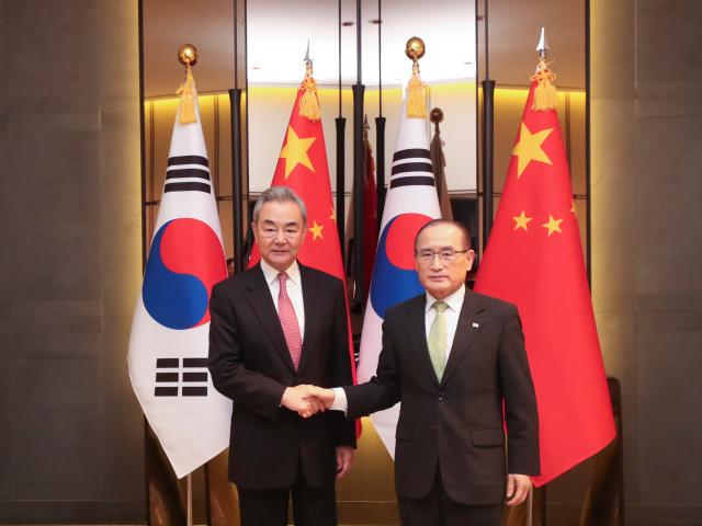 (260820) -- SEOUL, Aug. 20, 2026 (Xinhua) -- Chinese Foreign Minister Wang Yi, also a member of the Political Bureau of the Communist Party of China (CPC) Central Committee, meets with Wi Sung-lac, South Korea's top presidential national security advisor, in Seoul, South Korea, Aug. 20, 2026. (Xinhua/Yao Qilin)