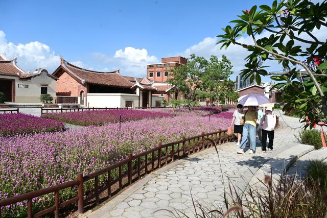 (260820) -- ZHANGZHOU, Aug. 20, 2026 (Xinhua) -- Tourists visit Longjiang Suiyue park in Zhangzhou, southeast China's Fujian Province, Aug. 19, 2026. Longjiang Suiyue park, a cultural and tourism complex, was transformed from an area with dilapidated buildings, widespread garbage, and wasted water. The renovated park officially opened on Dec. 31, 2024, and has attracted over 18 million visitors as of this June. (Xinhua/Lin Shanchuan)