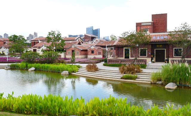 (260820) -- ZHANGZHOU, Aug. 20, 2026 (Xinhua) -- This photo taken on Aug. 19, 2026 shows a leisure space transformed from ancient residences at Longjiang Suiyue park in Zhangzhou, southeast China's Fujian Province. Longjiang Suiyue park, a cultural and tourism complex, was transformed from an area with dilapidated buildings, widespread garbage, and wasted water. The renovated park officially opened on Dec. 31, 2024, and has attracted over 18 million visitors as of this June. (Xinhua/Lin Shanchuan)