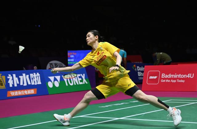 (260820) -- NEW DELHI, Aug. 20, 2026 (Xinhua) -- China's Han Yue hits a return during the women's singles round of 16 match against Kim Ga Eun of South Korea at BWF World Championships in New Delhi, Aug. 20, 2026. (Xinhua/Javed Dar)