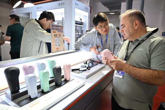 (260820) -- BEIJING, Aug. 20, 2026 (Xinhua) -- People visit the 33rd Beijing International Radio, TV & Film Exhibition (BIRTV 2026) in Beijing, capital of China, Aug. 20, 2026. The ongoing 33rd Beijing International Radio, TV & Film Exhibition is held here from Aug. 19 to Aug. 22. (Xinhua/Zheng Huansong)
