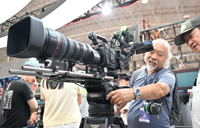 (260820) -- BEIJING, Aug. 20, 2026 (Xinhua) -- Visitors learn about filming equipment during the 33rd Beijing International Radio, TV & Film Exhibition (BIRTV 2026) in Beijing, capital of China, Aug. 20, 2026. The ongoing 33rd Beijing International Radio, TV & Film Exhibition is held here from Aug. 19 to Aug. 22. (Xinhua/Zheng Huansong)