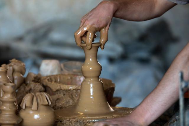(260820) -- HEBRON, Aug. 20, 2026 (Xinhua) -- A man from the Al-Fakhoury family of Palestine makes pottery at a workshop, in the West Bank city of Hebron, on Aug. 19, 2026. The traditional handmade pottery craft of the Al-Fakhoury family in Hebron has been passed down through generations. (Photo by Mamoun Wazwaz/Xinhua)