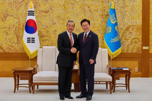 (260820) -- SEOUL, Aug. 20, 2026 (Xinhua) -- South Korean President Lee Jae Myung meets with Chinese Foreign Minister Wang Yi, also a member of the Political Bureau of the Communist Party of China Central Committee, at Cheong Wa Dae in Seoul, South Korea, Aug. 20, 2026. (Xinhua)