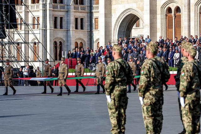 (260820) -- BUDAPEST, Aug. 20, 2026 (Xinhua) -- This photo taken on Aug. 20, 2026 shows a flag-raising and military oath-taking ceremony at Kossuth Square in front of the parliament building in Budapest, Hungary. Hungary marks its national day on Thursday with traditional ceremonies, music concerts, and a redesigned evening spectacle in Budapest. (Photo by David Balogh/Xinhua)