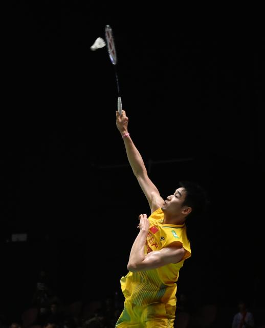 (260820) -- NEW DELHI, Aug. 20, 2026 (Xinhua) -- Li Shifeng of China competes during the men's singles round of 16 match between Li Shifeng of China and Naraoka Kodai of Japan at BWF World Championships in New Delhi, India, Aug. 20, 2026. (Xinhua/Javed Dar)