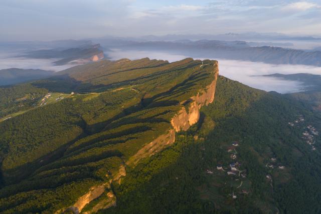 (260820) -- JIAN'GE, Aug. 20, 2026 (Xinhua) -- A drone photo taken on Aug. 20, 2026 shows a view of Xiaojian Mountain at sunrise in Jian'ge County, Guangyuan City of southwest China's Sichuan Province. (Xinhua/Jiang Hongjing)