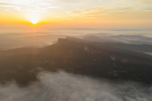 (260820) -- JIAN'GE, Aug. 20, 2026 (Xinhua) -- A drone photo taken on Aug. 20, 2026 shows a view of Dajian Mountain at sunrise in Jian'ge County, Guangyuan City of southwest China's Sichuan Province. (Xinhua/Jiang Hongjing)