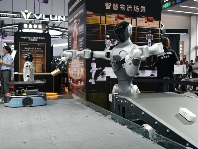 (260820) -- BEIJING, Aug. 20, 2026 (Xinhua) -- A robot sorts packages at the 2026 World Robot Conference (WRC) in Beijing, capital of China, Aug. 20, 2026. Opened in Beijing on Wednesday, the 2026 WRC features more than 300 exhibitors and over 2,000 exhibits under the theme "Human-Robot Symbiosis, Production-Demand Convergence." The conference showcases solutions for manufacturing, food service and retail, healthcare and elderly care, emergency rescue and other fields. (Xinhua/Zhang Chenlin)