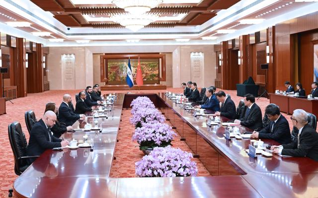 (260820) -- BEIJING, Aug. 20, 2026 (Xinhua) -- Zhao Leji, chairman of the Standing Committee of the National People's Congress (NPC), holds talks with Ernesto Castro, president of El Salvador's Legislative Assembly, at the Great Hall of the People in Beijing, capital of China, Aug. 20, 2026. (Xinhua/Rao Aimin)