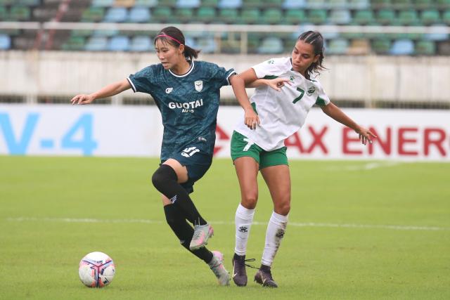 (260820) -- YANGON, Aug. 20, 2026 (Xinhua) -- Okamura Mio (L) of Ayeyawady FC Women vies with Sally AL Moujarkash of No Limits FC during a preliminary match between No Limits FC of Lebanon and Ayeyawady FC Women of Myanmar of the 2026-2027 AFC Women's Champions League in Yangon, Myanmar, Aug. 20, 2026. (Xinhua/Myo Kyaw Soe)