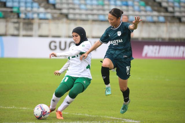 (260820) -- YANGON, Aug. 20, 2026 (Xinhua) -- Anji Saad (L) of No Limits FC vies with Yui Kasai of Ayeyawady FC Women during a preliminary match between No Limits FC of Lebanon and Ayeyawady FC Women of Myanmar of the 2026-2027 AFC Women's Champions League in Yangon, Myanmar, Aug. 20, 2026. (Xinhua/Myo Kyaw Soe)