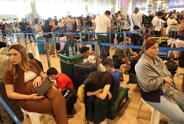(260820) -- TEL AVIV, Aug. 20, 2026 (Xinhua) -- Stranded passengers wait at the Ben Gurion International Airport near Tel Aviv, Israel, Aug. 20, 2026. Takeoffs from Israel's Ben Gurion International Airport were halted on Thursday due to a sudden strike, according to a statement from the Israel Airports Authority and media reports. (Photo by Gil Cohen Magen/Xinhua)