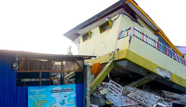 (260820) -- JAKARTA, Aug. 20, 2026 (Xinhua) -- Photo taken on Aug. 20, 2026 shows damaged buildings after an earthquake, on Flores Island, Indonesia. The death toll from a magnitude-7.7 earthquake that struck Indonesia's East Nusa Tenggara province has risen to 75, with 907 people injured and nearly 93,000 displaced, the National Disaster Management Agency (BNPB) said Thursday. (Photo by Arivin Dangkar/Xinhua)