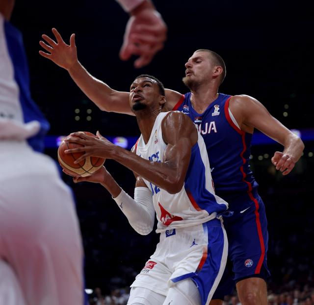 (260821) -- BELGRADE, Aug. 21, 2026 (Xinhua) -- France's Victor Wembanyama (L) vies with Serbia's Nikola Jokic (R) during a friendly basketball match between Serbia and France in Belgrade, Serbia on August 20, 2026. (Photo by Djordje Kostic/Xinhua)