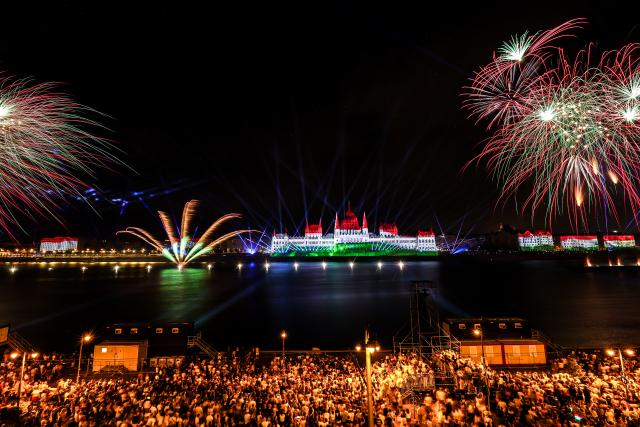 (260821) -- BUDAPEST, Aug. 21, 2026 (Xinhua) -- An evening show featuring fireworks, choreographed drone displays and light projections is held to celebrate the Hungarian national day in Budapest, Hungary, Aug. 20, 2026. (Photo by David Balogh/Xinhua)