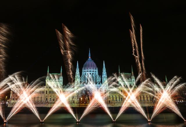 (260821) -- BUDAPEST, Aug. 21, 2026 (Xinhua) -- An evening show featuring fireworks, choreographed drone displays and light projections is held to celebrate the Hungarian national day in Budapest, Hungary, Aug. 20, 2026. (Photo by David Balogh/Xinhua)