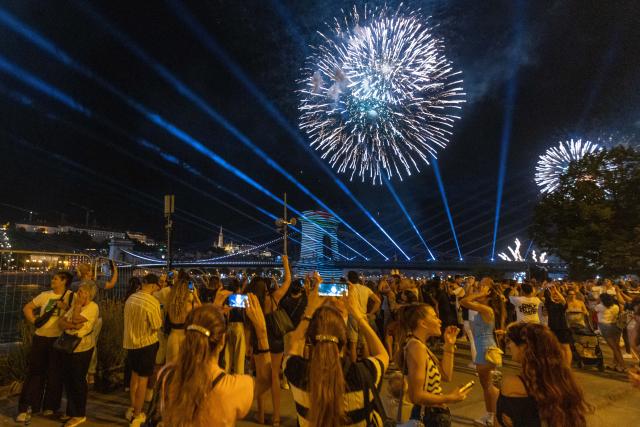 (260821) -- BUDAPEST, Aug. 21, 2026 (Xinhua) -- An evening show featuring fireworks, choreographed drone displays and light projections is held to celebrate the Hungarian national day in Budapest, Hungary, Aug. 20, 2026. (Xinhua/Hu Zhixuan)