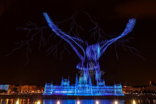 (260821) -- BUDAPEST, Aug. 21, 2026 (Xinhua) -- A drone formation depicts the Turul bird, a national symbol of Hungary, at an evening show featuring fireworks, choreographed drone displays and light projections held to celebrate the Hungarian national day in Budapest, Hungary, Aug. 20, 2026. (Photo by David Balogh/Xinhua)
