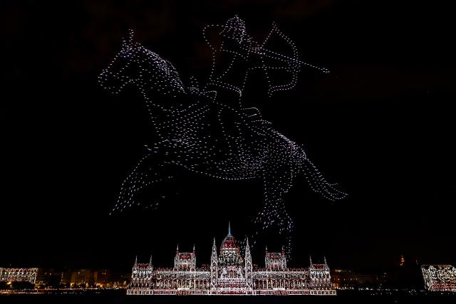 (260821) -- BUDAPEST, Aug. 21, 2026 (Xinhua) -- An evening show featuring fireworks, choreographed drone displays and light projections is held to celebrate the Hungarian national day in Budapest, Hungary, Aug. 20, 2026. (Photo by David Balogh/Xinhua)
