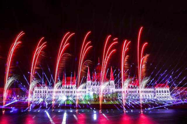 (260821) -- BUDAPEST, Aug. 21, 2026 (Xinhua) -- An evening show featuring fireworks, choreographed drone displays and light projections is held to celebrate the Hungarian national day in Budapest, Hungary, Aug. 20, 2026. (Photo by David Balogh/Xinhua)