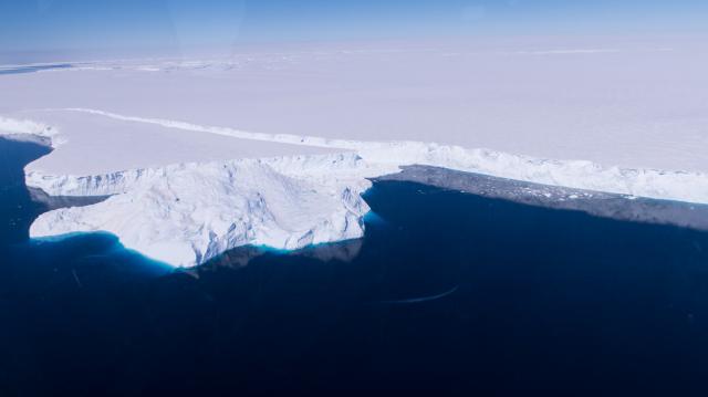(260821) -- QINGDAO, Aug. 21, 2026 (Xinhua) -- An aerial drone photo taken on Dec. 17, 2019 by Yoshihiro Nakayama, one of the researchers of the study, shows a view of the Totten Ice Shelf in East Antarctica. TO GO WITH "Multiyear tropical warm pool warming temporarily slows Antarctic mass loss, study finds" (Photo by Yoshihiro Nakayama/Xinhua)