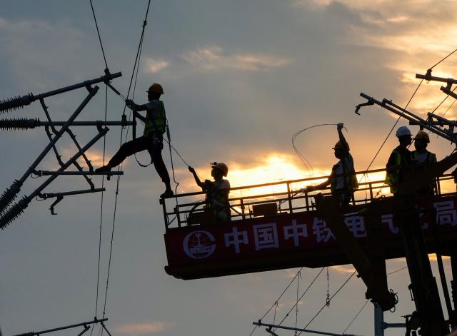 (260821) --CHENGDU, Aug. 21, 2026 (Xinhua) -- Constructors install overhead contact wires along the Jianzhou-Lezhi section of the Chengdu-Chongqing Central Line High-Speed Railway, southwest China's Sichuan Province, Aug. 20, 2026. The Chengdu-Chongqing Central Line High-Speed Railway will cover 292 kilometers with a designated speed of 350 km per hour upon completion. (Xinhua/Wang Xi)