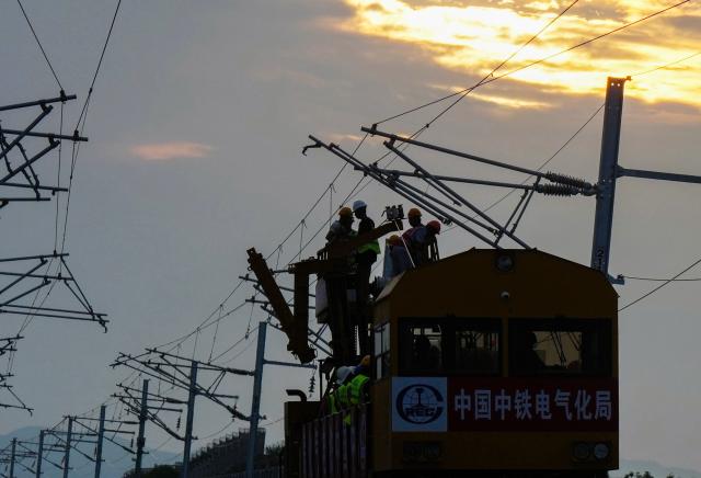 (260821) --CHENGDU, Aug. 21, 2026 (Xinhua) -- Constructors install overhead contact wires along the Jianzhou-Lezhi section of the Chengdu-Chongqing Central Line High-Speed Railway, southwest China's Sichuan Province, Aug. 20, 2026. The Chengdu-Chongqing Central Line High-Speed Railway will cover 292 kilometers with a designated speed of 350 km per hour upon completion. (Xinhua/Wang Xi)