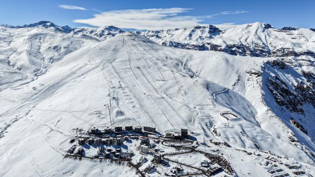 (260821) -- SANTIAGO, Aug. 21, 2026 (Xinhua) -- An aerial photo taken on Aug. 20, 2026 shows a view of the Andes Mountains in the Santiago Metropolitan Region, Chile. (Xinhua/Zhou Jiayi)