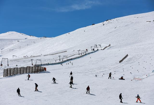 (260821) -- SANTIAGO, Aug. 21, 2026 (Xinhua) -- Skiers have fun at El Colorado ski center in the Andes Mountains in the Santiago Metropolitan Region, Chile, Aug. 20, 2026. (Xinhua/Zhou Jiayi)