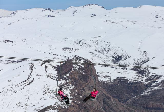 (260821) -- SANTIAGO, Aug. 21, 2026 (Xinhua) -- Skiers ride chairlifts at El Colorado ski center in the Andes Mountains in the Santiago Metropolitan Region, Chile, Aug. 20, 2026. (Xinhua/Zhou Jiayi)