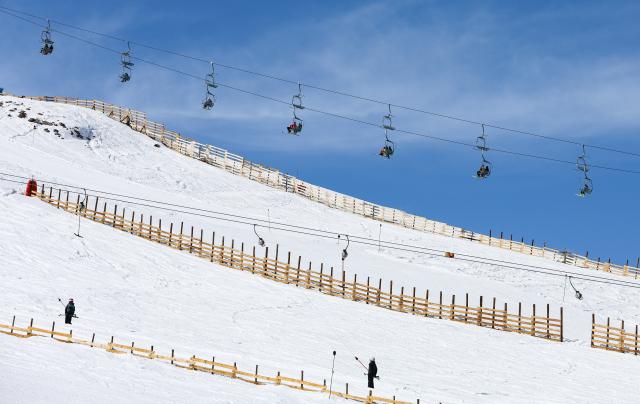 (260821) -- SANTIAGO, Aug. 21, 2026 (Xinhua) -- Skiers ride chairlifts at El Colorado ski center in the Andes Mountains in the Santiago Metropolitan Region, Chile, Aug. 20, 2026. (Xinhua/Zhou Jiayi)