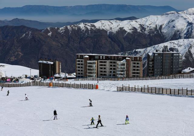 (260821) -- SANTIAGO, Aug. 21, 2026 (Xinhua) -- Skiers are seen at El Colorado ski center in the Andes Mountains in the Santiago Metropolitan Region, Chile, Aug. 20, 2026. (Xinhua/Zhou Jiayi)