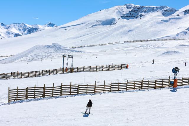 (260821) -- SANTIAGO, Aug. 21, 2026 (Xinhua) -- Skiers are seen at El Colorado ski center in the Andes Mountains in the Santiago Metropolitan Region, Chile, Aug. 20, 2026. (Xinhua/Zhou Jiayi)