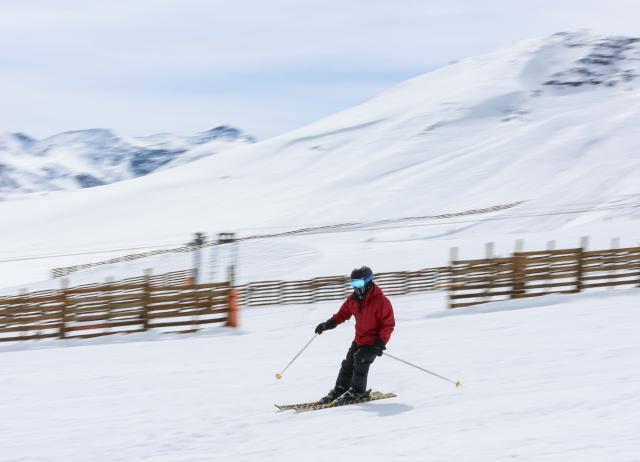 (260821) -- SANTIAGO, Aug. 21, 2026 (Xinhua) -- A skier is seen on a slope at El Colorado ski center in the Andes Mountains in the Santiago Metropolitan Region, Chile, Aug. 20, 2026. (Xinhua/Zhou Jiayi)